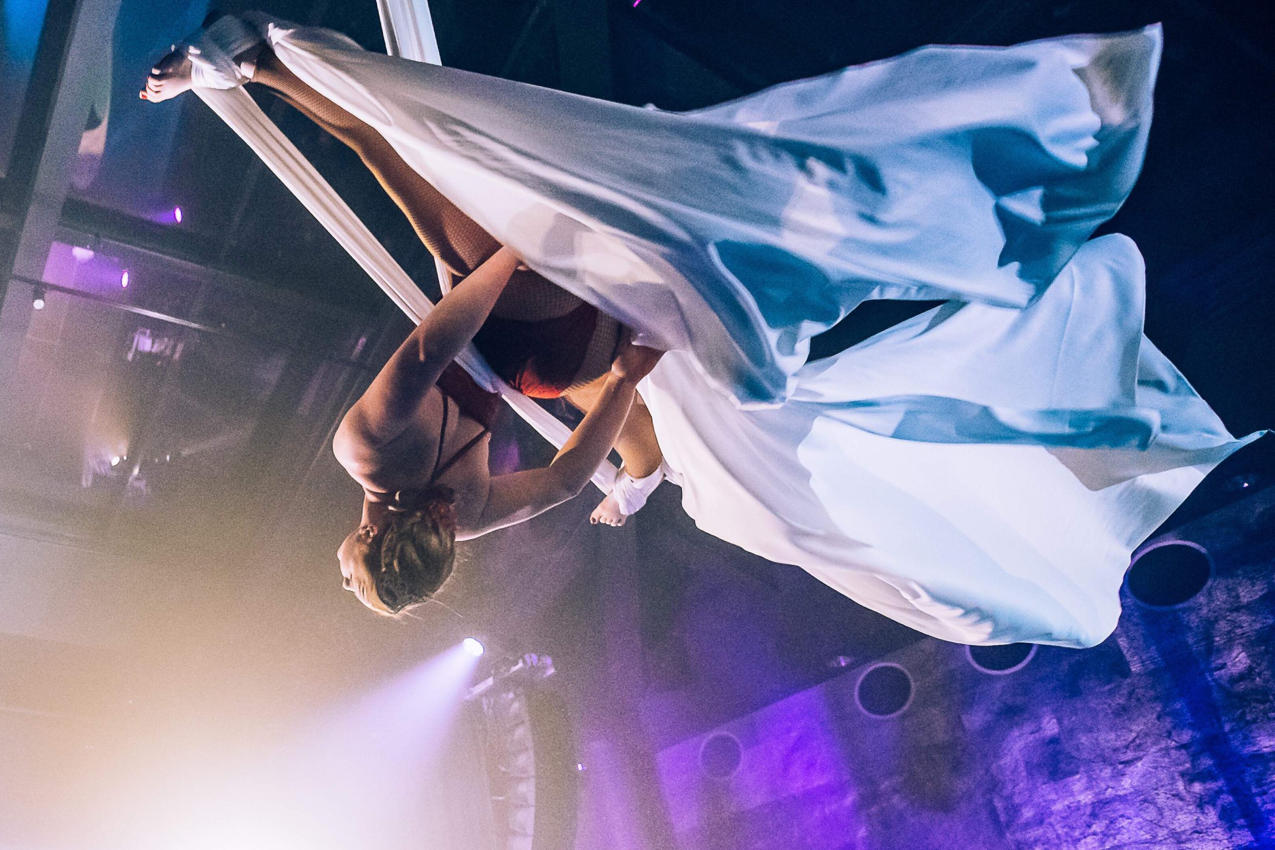 Luftakrobat med vitt skynke som fladdrar