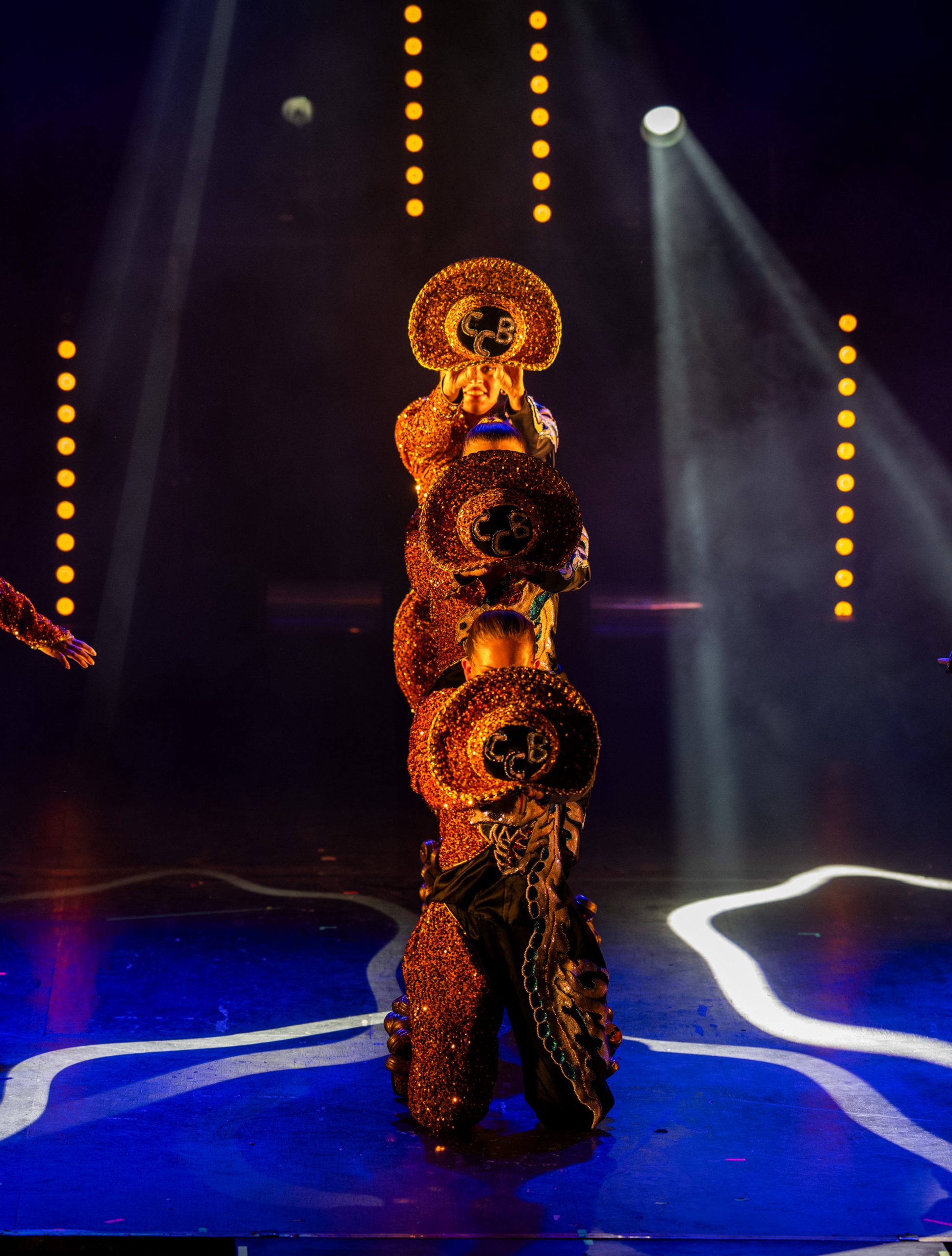 Guldklädda cirkusartister på scen